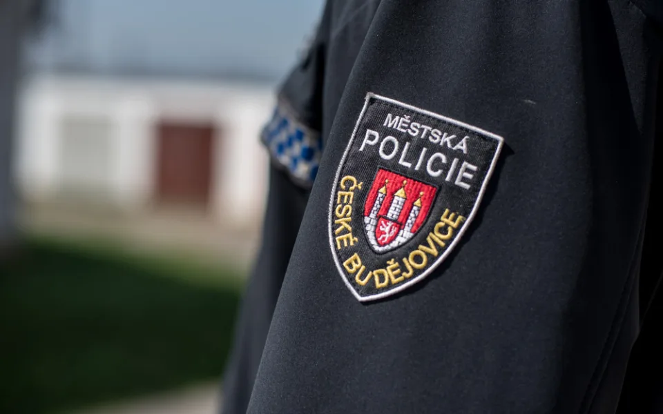 Kvůli rozchodu chtěl mladík spáchat sebevraždu. Rozmluvili mu to strážníci s jeho kamarádem