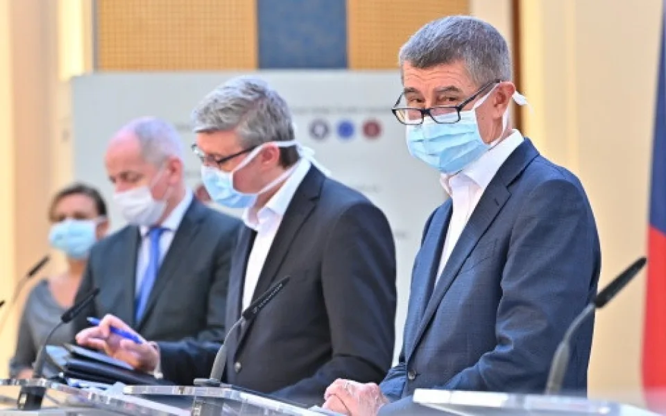 Babiš zpochybnil návrat do škol, chce zrušit tendr na testy