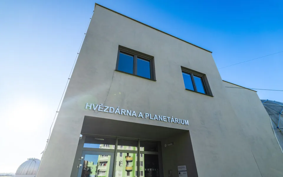 Pracovníci jindřichohradecké hvězdárny a planetária komunikují s veřejností prostřednictvím naučných videí