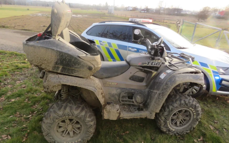 Zfetovaný čtyřkolkář ujel bez placení z čerpací stanice, policisté ho naháněli ulicemi Budějc.