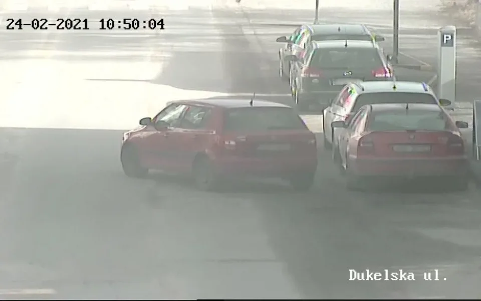 Špatně zabrzděné auto vjelo do silnice. Kuriózní situace se obešla bez újmy na zdraví i majetku.