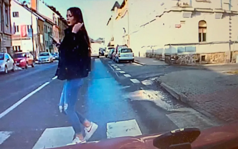 Nebezpečný manévr zachytila palubní kamera. Předjíždějící řidič málem smetl přecházející dívku.