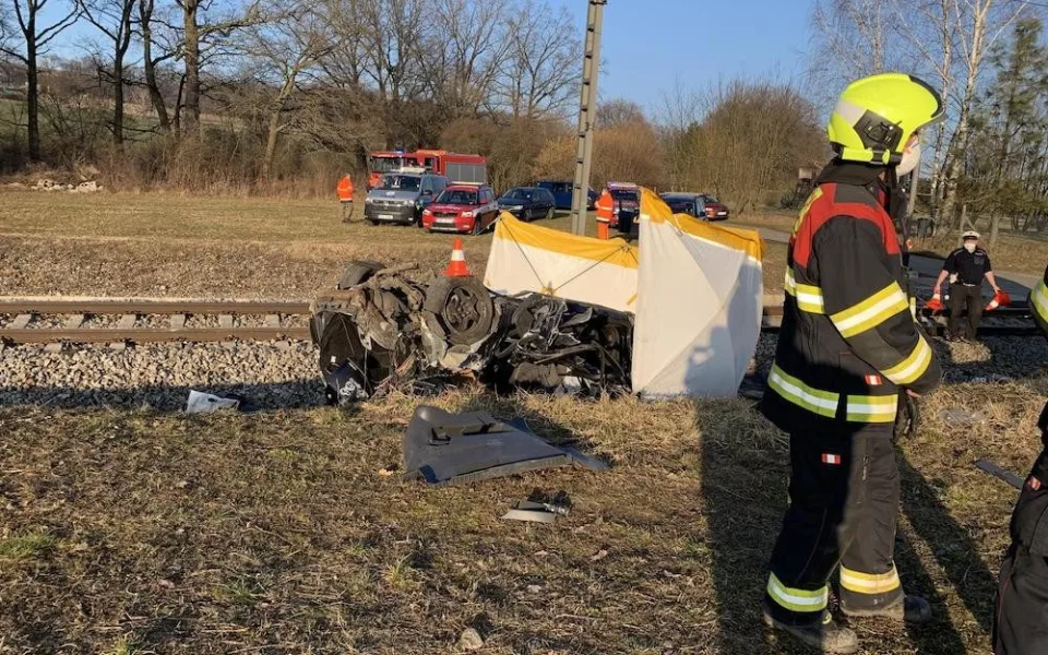 Vlak u Nedabyle srazil auto. Jedna osoba nehodu nepřežila