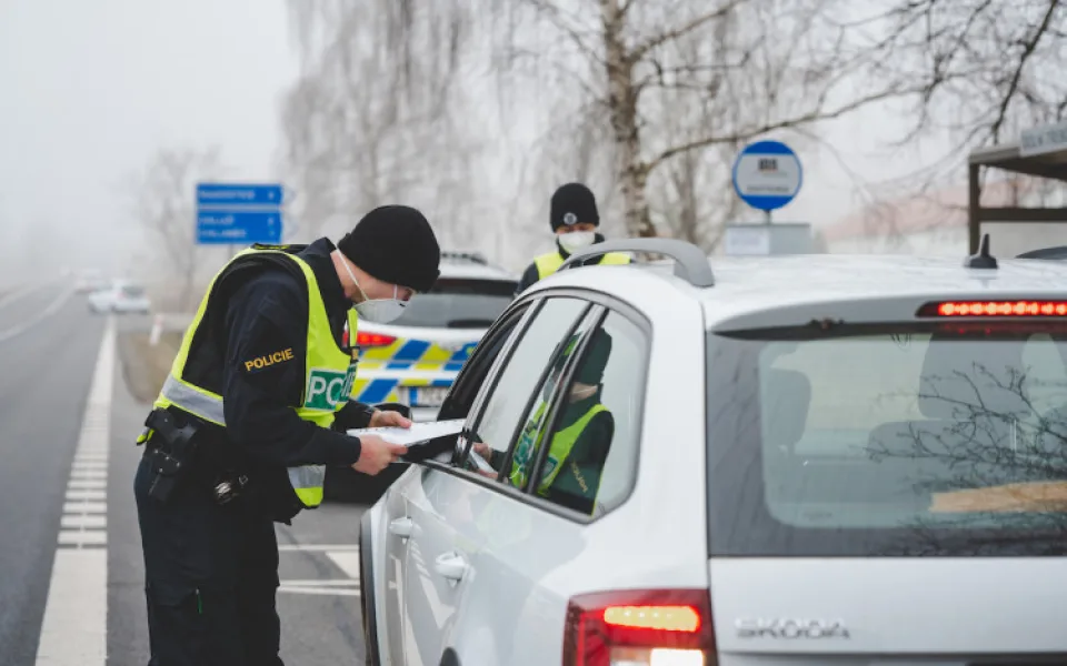 Během prvního dne provedli policisté téměř 6000 kontrol. Do kraje nepustili 39 aut