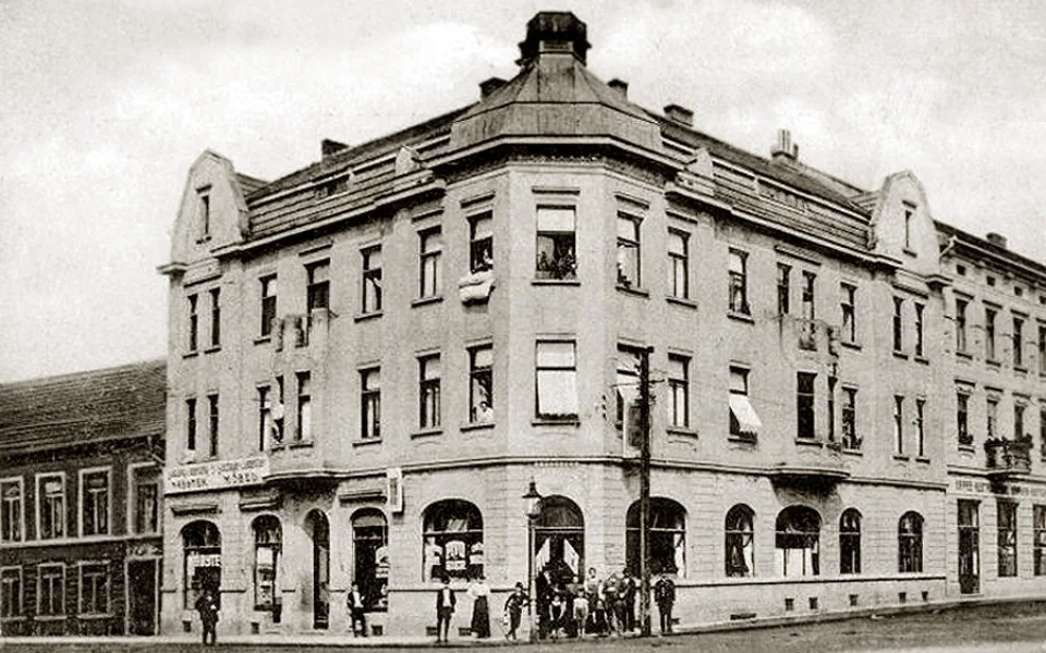 Hotel Fried z roku 1911 na rohu Lannovky a Nádražní.