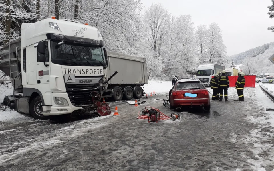 Řidič osobáku dostal smyk a narazil do kamionu. Na místě zemřel