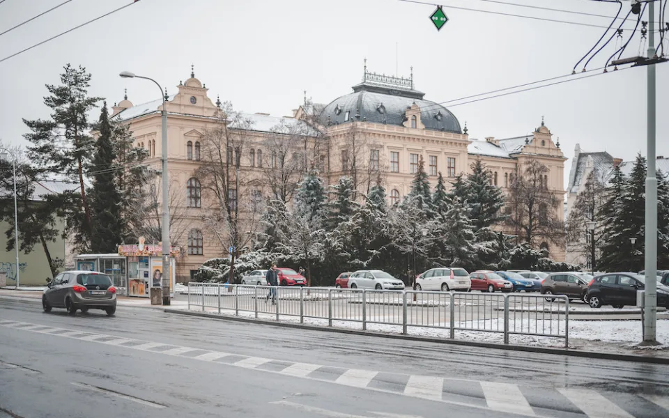POLITICKÁ KORIDA: Co si myslí zastupitelé o novém zábradlí na Senovážném náměstí?