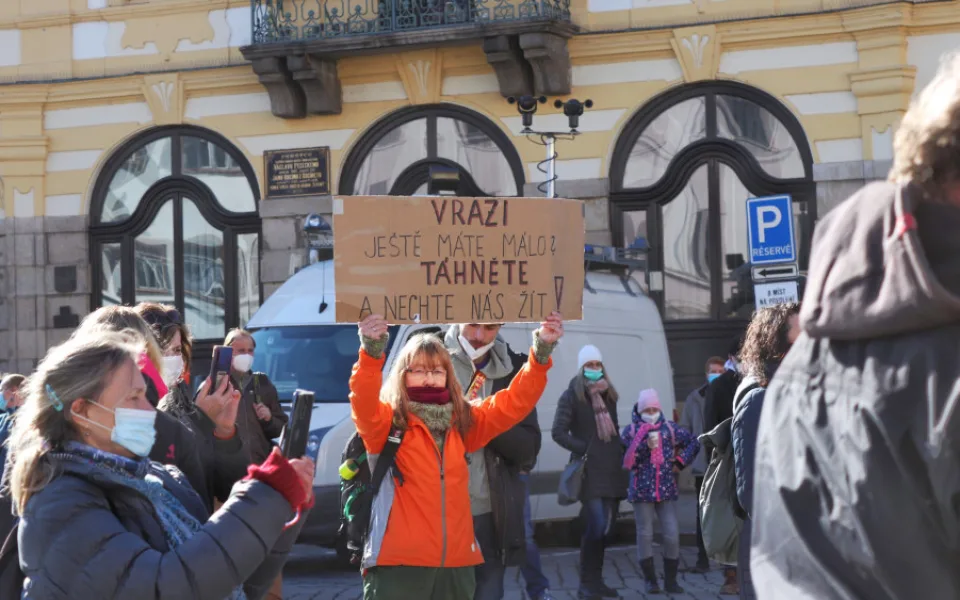 V Písku proti vládě protestovalo pět desítek lidí. Přijel i poslanec Volný