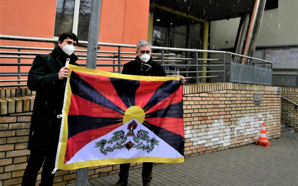 Před budovou Krajského úřadu Jihočeského kraje zavlála tibetská vlajka.