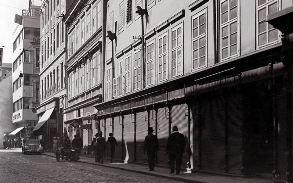 Divadelní ulice po roce 1935 od náměstí k Broukárně.