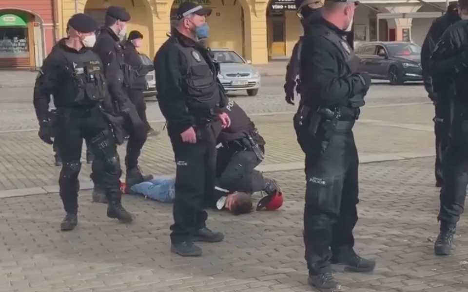 Mladík bez roušky skončil v poutech poté, co neuposlechl policisty. Incident zachytila kolemjdoucí