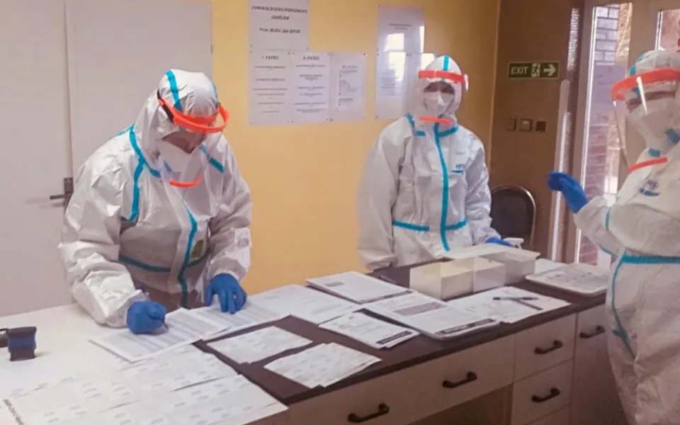 Do náročné služby zdravotníků skočil strakonický voják rovnýma nohama.