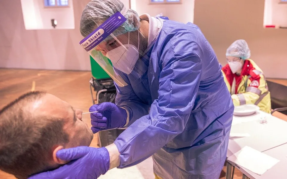 Vláda nařídila povinné testování i pro firmy od 10 do 49 pracovníků