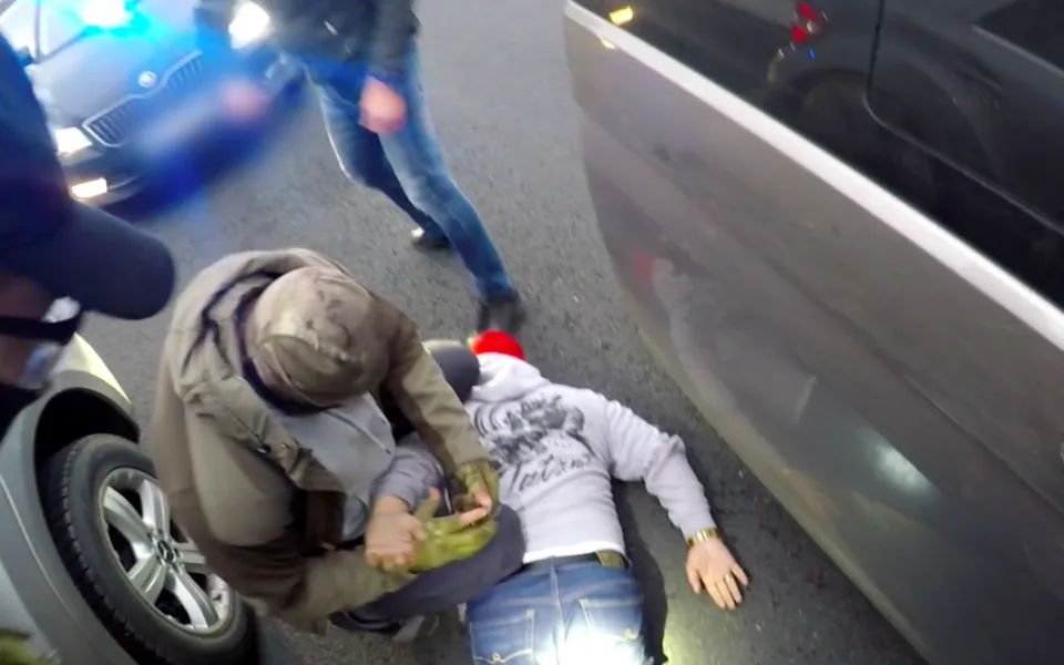 Zaměstnanec bezpečnostní agentury si vydělával miliony jako drogový dealer. Jeho byznys utnula policie.