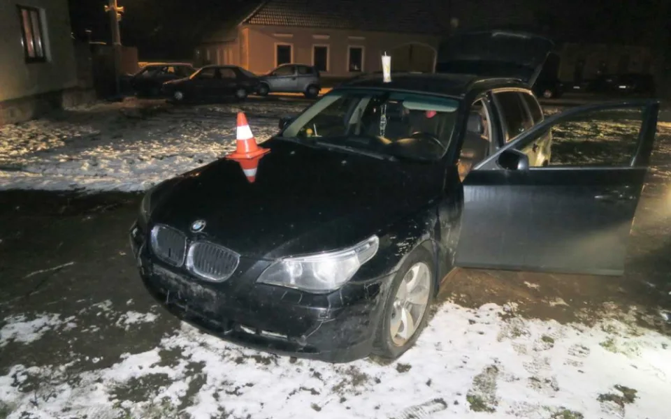 Další honička na jihu Čech. Řidič ujížděl policistům jen pár kilometrů, poté havaroval a utekl