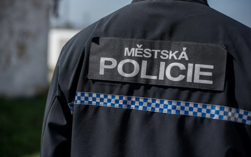 Z baru byly slyšet hlasy a hlasitá hudba. Policie uvnitř našla třicet hostů