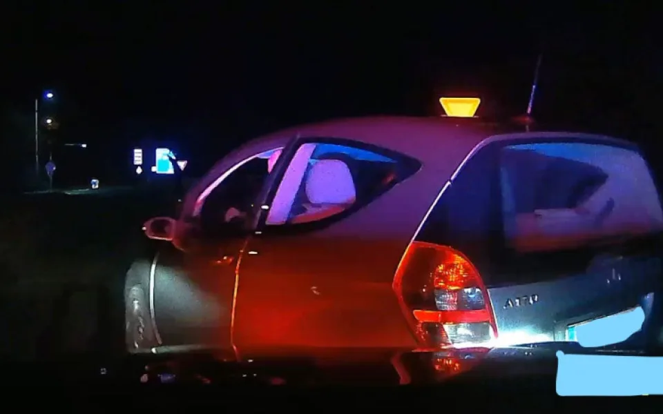 Kličkujícího seniora zastavila policie. Řekl, že musí odjet a od kontroly ujel