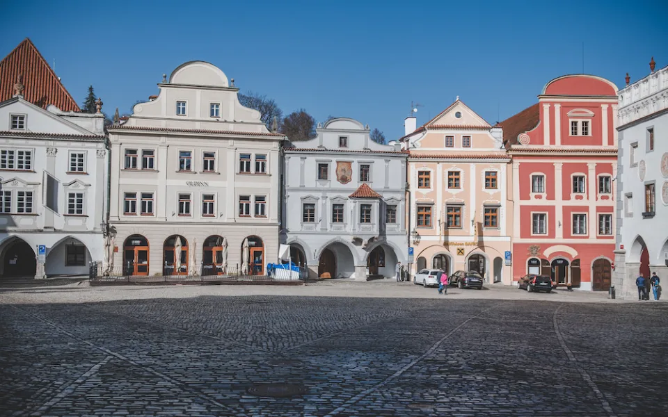 Český Krumlov odpustí kvůli covidu poplatky za předzahrádky