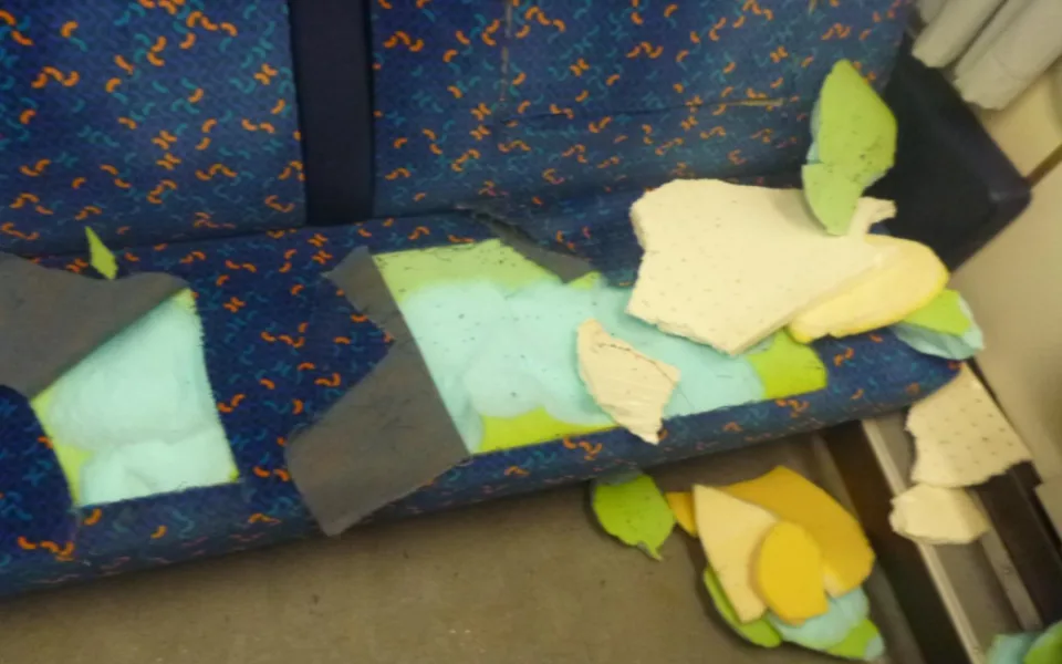 Neznámý vandal ničí sedadla ve vlacích. Policie pátrá po svědcích, kteří mohou pomoci k jeho dopadení.
