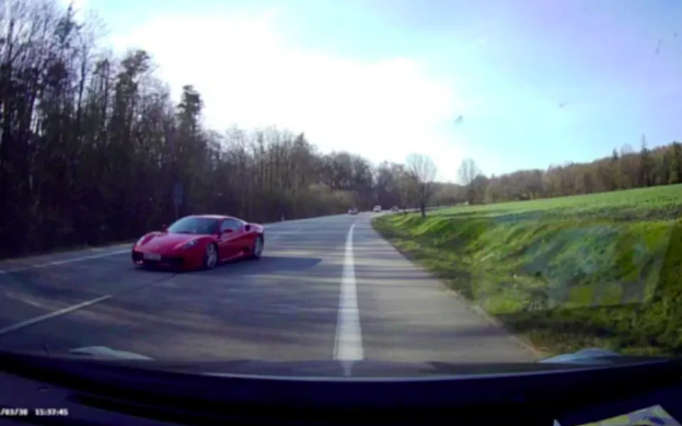 Řidič ferrari vjel do protisměru a málem naboural protijedoucí auto. Nebezpečnou situaci zachytila palubní kamera