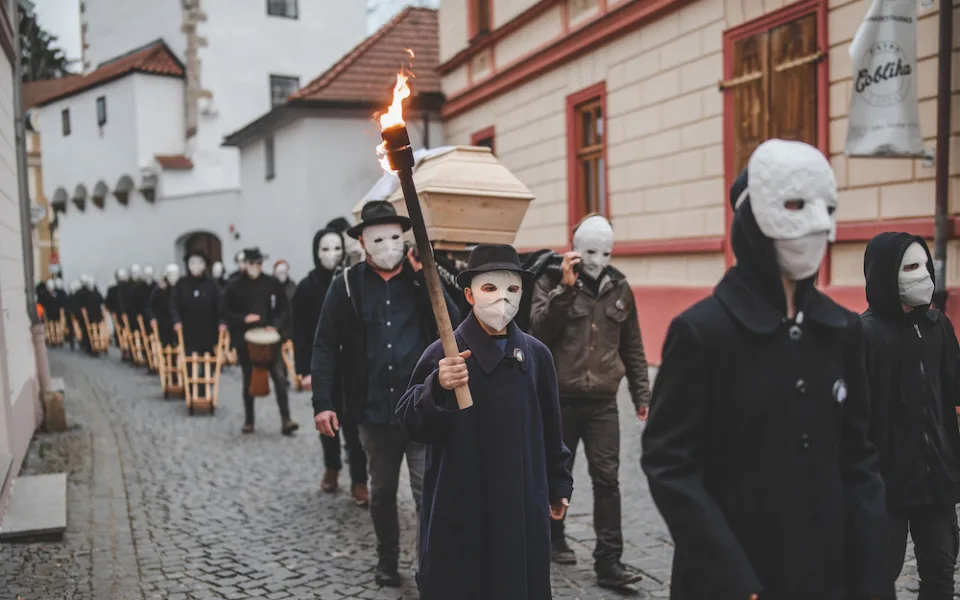 Zvony kostelů v Českých Budějovicích od čtvrtka nahradily zvuky velkých hrkaček