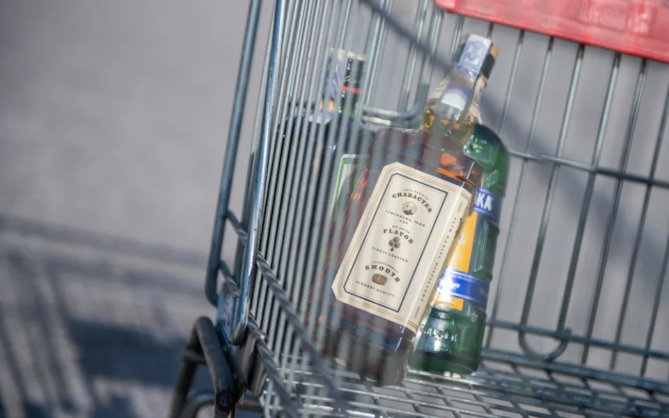 Nákup alkoholu a tabáku není podle ČOI pro mladistvé problém. U 3 ze 4 kontrol zjistila pochybení