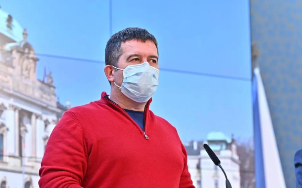 Koncem dubna by se mohly otevírat obchody, služby i zahrádky, říká Hamáček