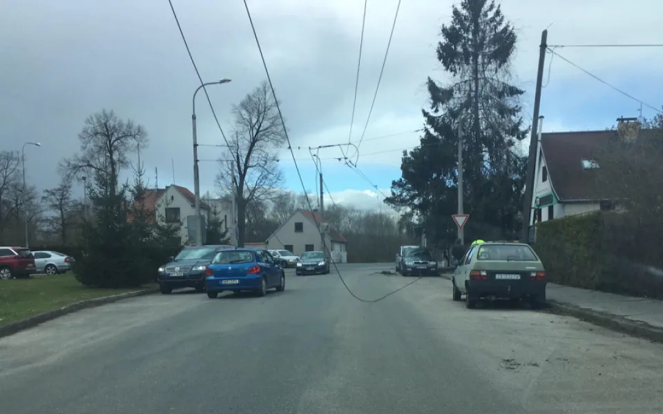 Část Lidické třídy je uzavřená. Nákladní automobil strhl troleje, které poškodily další auta