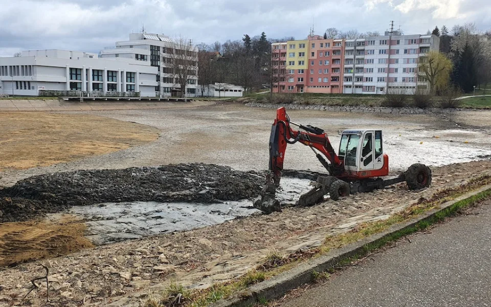 Na Hornobránském rybníku začala oprava výpusti. Práce potrvají do května