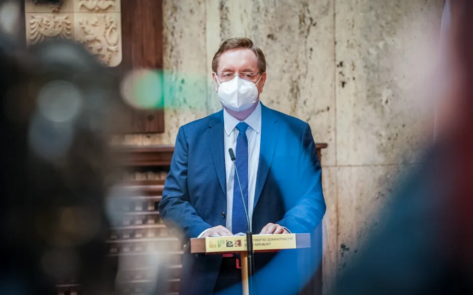 Shromažďování až dvaceti lidí? Nový ministr posoudí, zda setkávání opět neomezit.