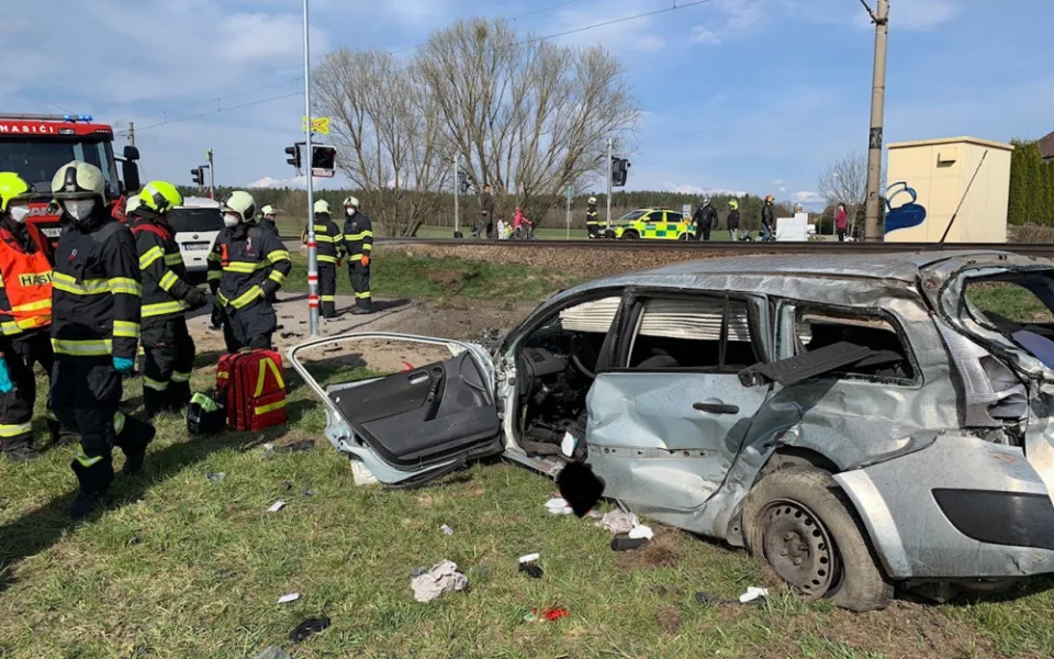 Další nehoda na železnici. Mezi Budějcemi a Hlubokou se střetl nákladní vlak s automobilem