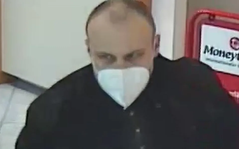 V Rakousku přepadl banku, pak se nechal odvézt k českým hranicím. Policie pátrá po muži z kamerových záznamů.