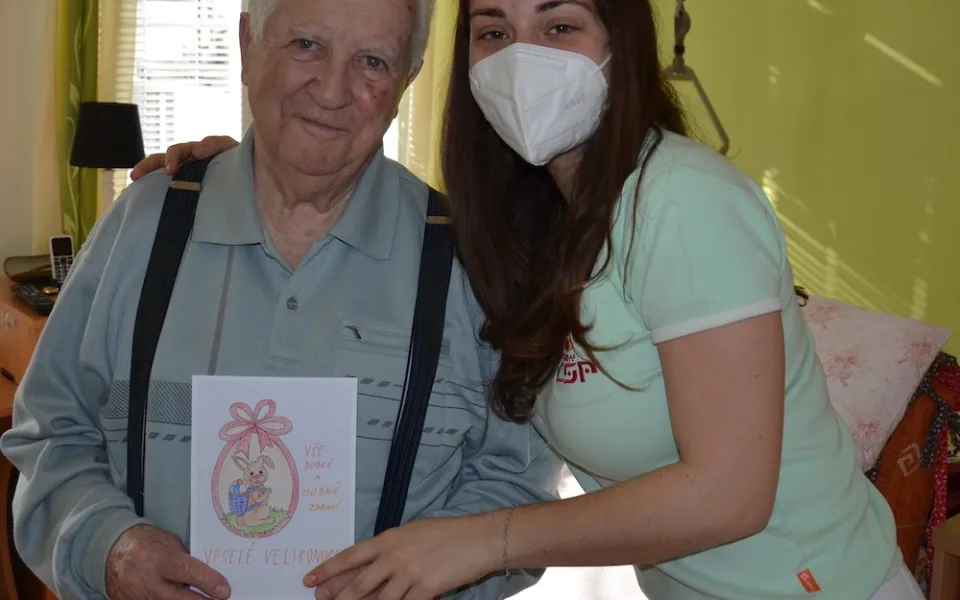 Obrázky od dětí dělaly radost seniorům a pečovatelům po celém kraji