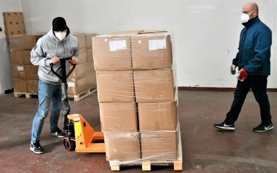 Krajský úřad rozváží roušky do škol. Ochranné prostředky putují do 288 zařízení.