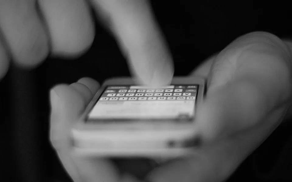 Od známého dostával stovky zpráv a emailů. Nebezpečného stalkera stíhá policie