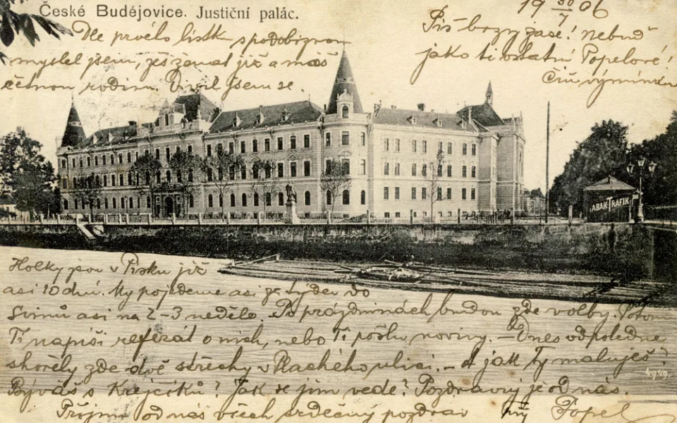 Nový justiční palác a vory na Malši v roce 1906.