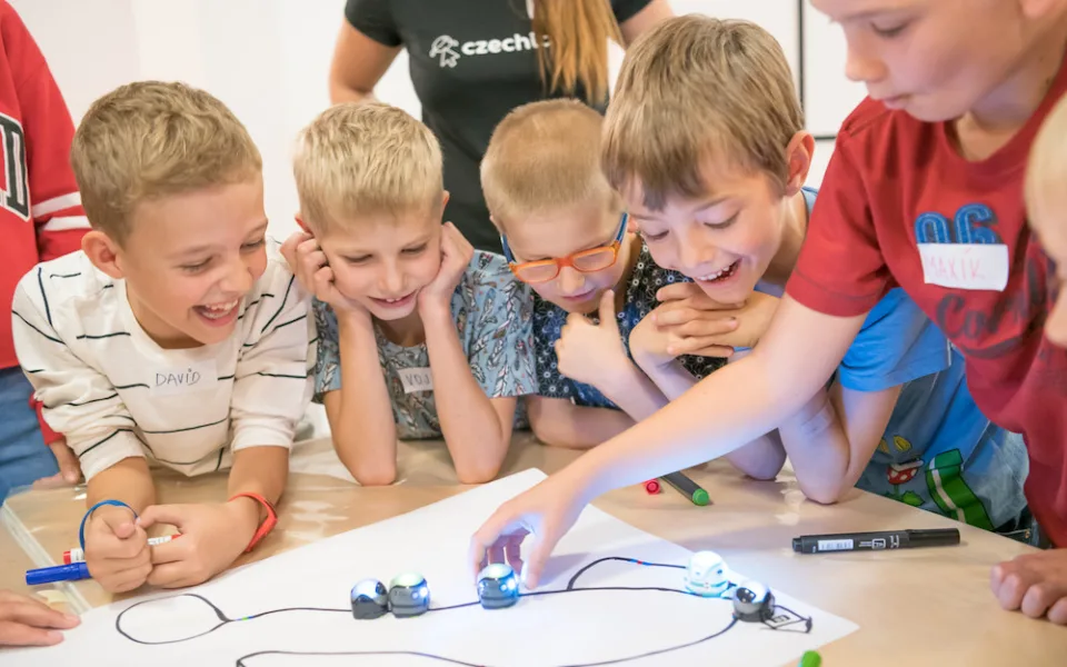 Robotí invaze míří do Budějc. Czechitas spouští registrace na příměstské (nejen) IT tábory pro děti