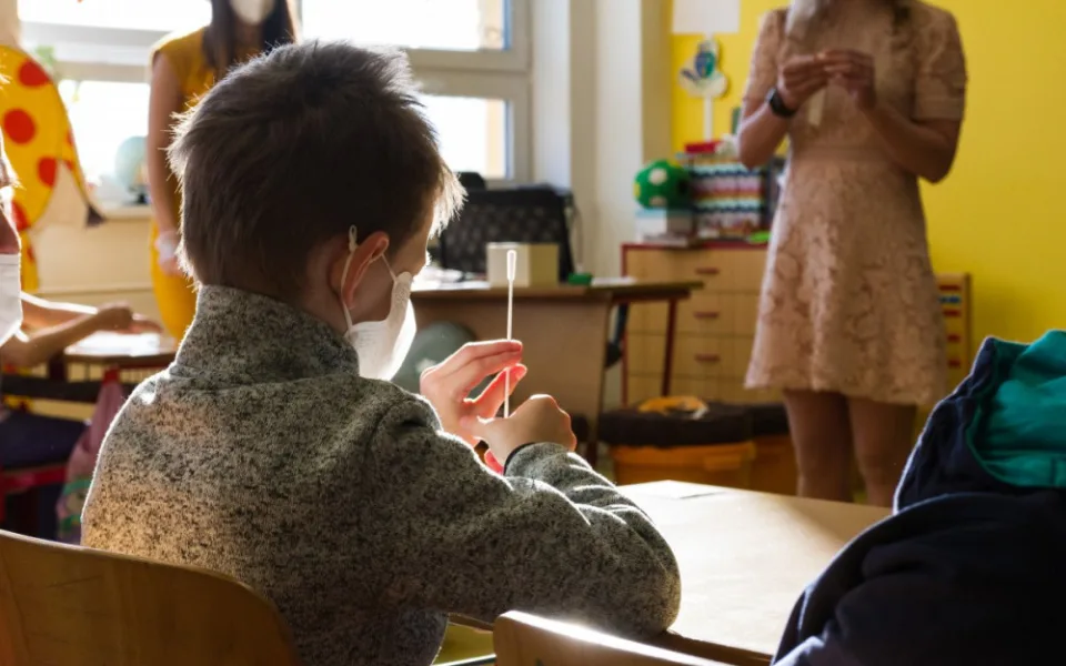 Z téměř 60 tisíc testů v jihočeských školách je pozitivních minimum