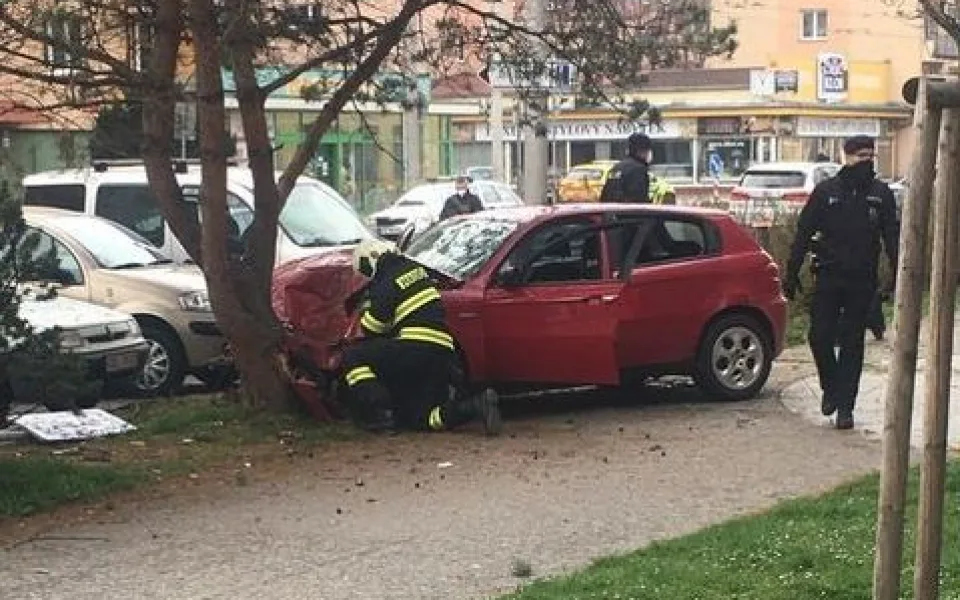 Řidič ujížděl policii. Na křižovatce naboural do auta a poté do stromu