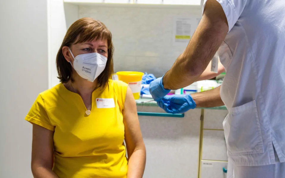 Lidé mezi 55 a 59 se zřejmě budou moct registrovat k očkování od středy