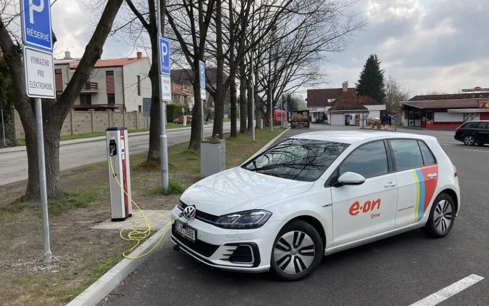 E.ON spustil dvě dobíjecí stanice v Hluboké nad Vltavou a v Soběslavi.