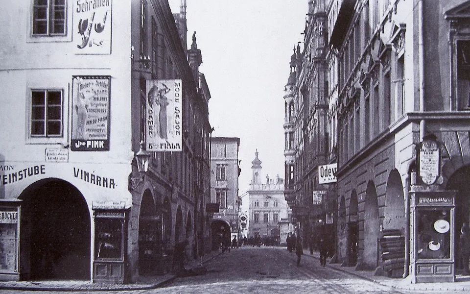 Vlevo na rohu Kartla IV. a Kněžské Malý pivovar po roce 1930.