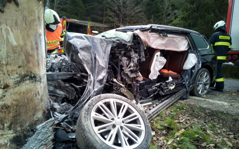 U Dolního Dvořiště havarovalo osobní auto. Nehodu nepřežil mladý muž
