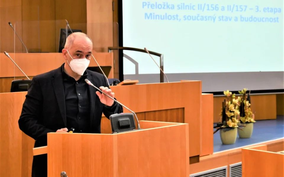 Stavbu podjezdu pod nádražím chce plánovat kraj. Pokud to necháme městu, Budějčáci nedočkají, tvrdí hejtman