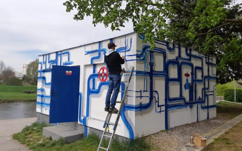 Vodohospodářský objekt posprejoval streetartový umělec. Malba ukazuje cestu vody