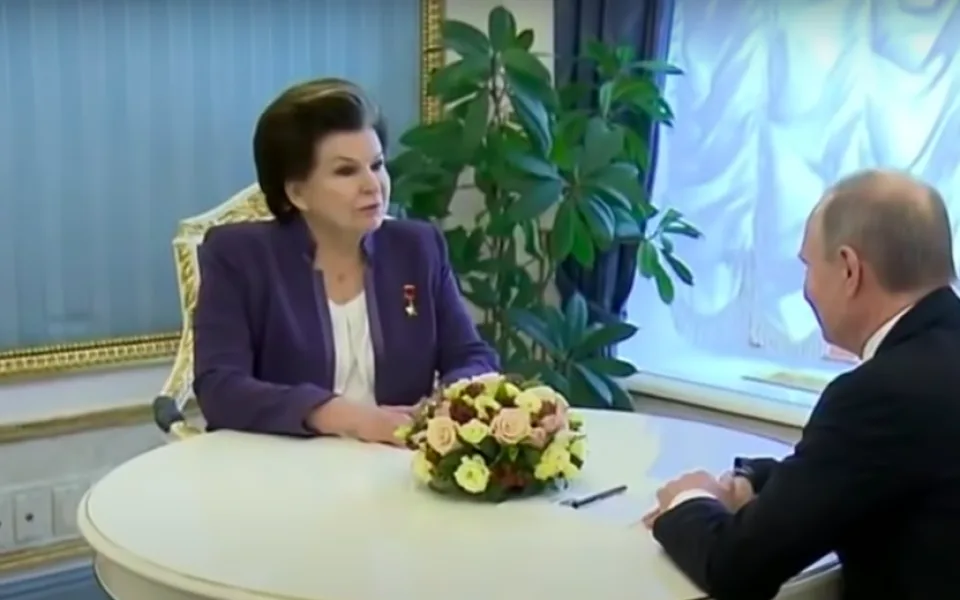 Valentina Těreškovová s Vladimirem Putinem.