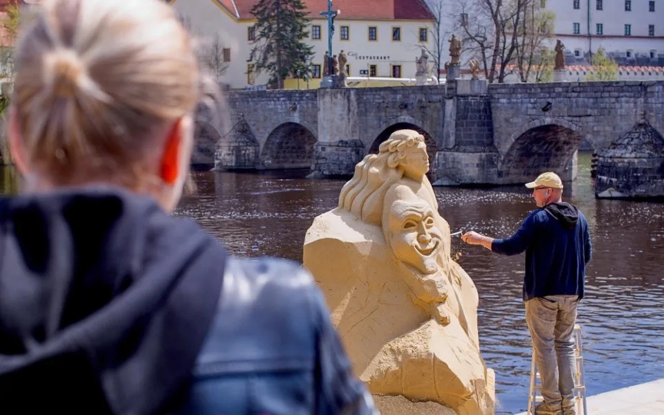 V Písku opět vzniká galerie pod širým nebem. Podívejte se, jak sochy z písku vypadají.