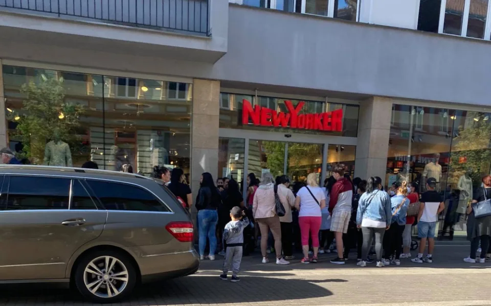 Už od ranních hodin hlásí některé obchody fronty zákazníků čekajících na umožnění vstupu do obchodů.