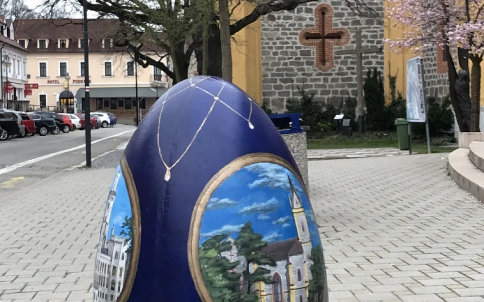 Hlubocké obří kraslice pomáhají malé Adélce z Bavorovic postavit se na vlastní nohy