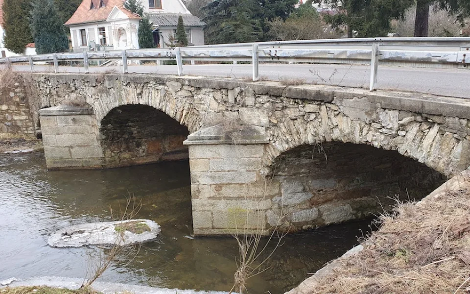 Kvůli rekonstrukci se uzavře památkově chráněný most ve Starých Dobrkovicích.